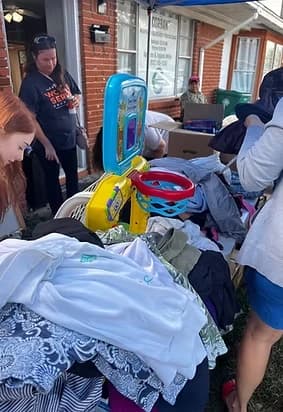 Entrega de ropa y juguetes a familias necesitadas