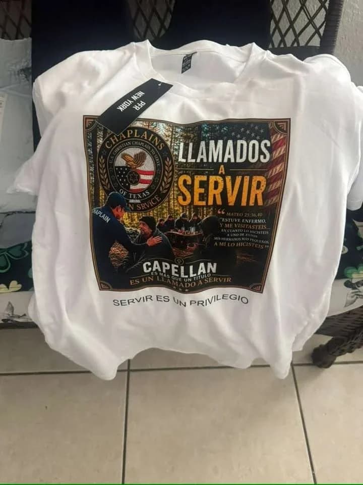 Camiseta blanca con el diseño «Llamados a servir»